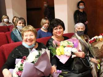 Представители депутатского корпуса Заводского района поздравили участников торжественного мероприятия с Международным женским днем